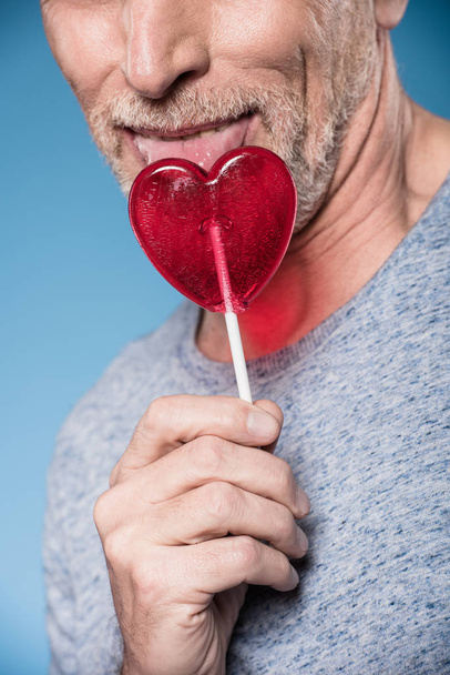  uomo leccare lecca lecca in forma di cuore
 - Foto, immagini