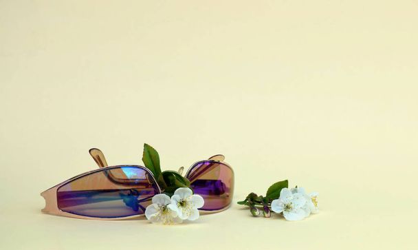 Summer background with glasses and flowers. Recreation. - Foto, imagen