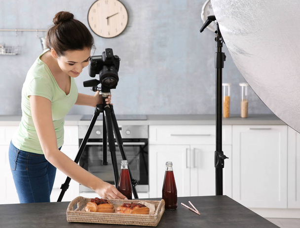 woman photographing food - Foto, afbeelding
