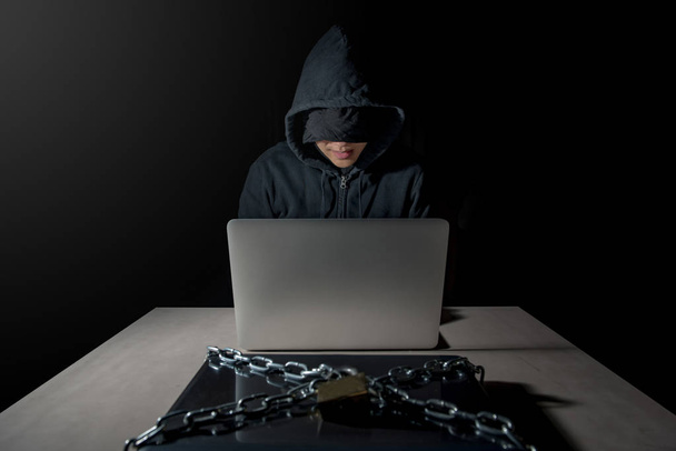 Hacker masculino por trás do computador portátil, conceito de ataque cibernético
 - Foto, Imagem