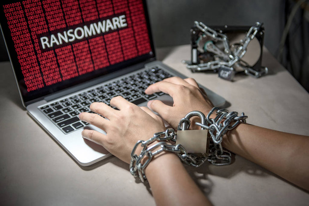 ataque cibernético ransomware en el ordenador portátil
 - Foto, imagen