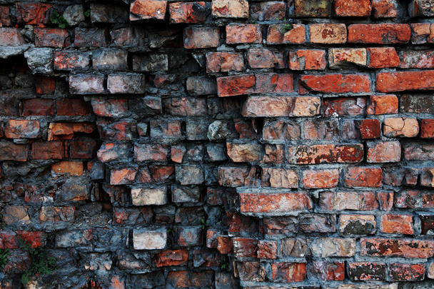 Le mur de briques délabré
 - Photo, image