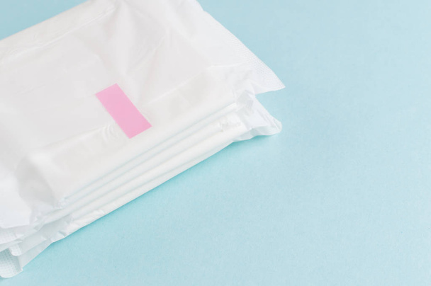 Almofada sanitária de menstruação para proteção de higiene da mulher. Dias críticos. Concepção médica
 - Foto, Imagem