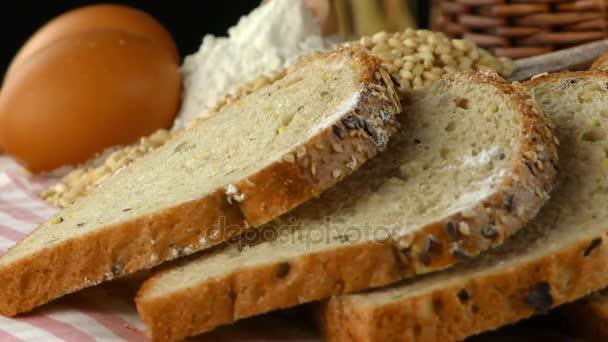 Έννοια των τροφίμων λαχταριστό ψωμί - Πλάνα, βίντεο
