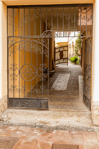 Stará brána s chodby, vedoucí do nádvoří Hous po - Fotografie, Obrázek