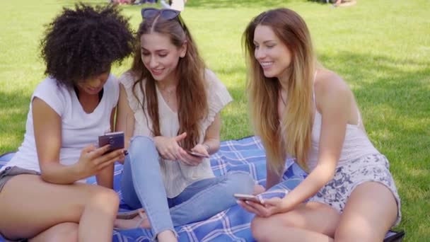 Mulheres sorridentes com smartphones conversando
 - Filmagem, Vídeo