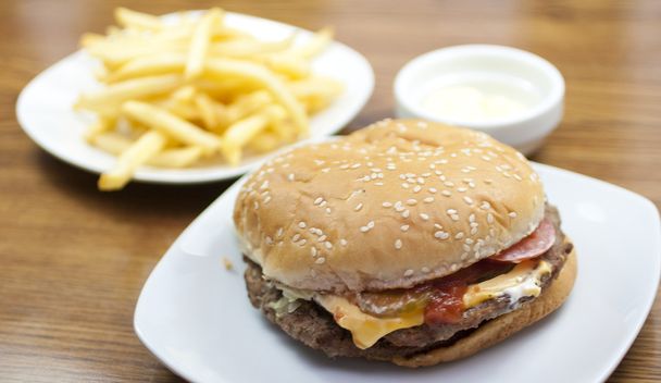 cheeseburger e batatas fritas - Foto, Imagem