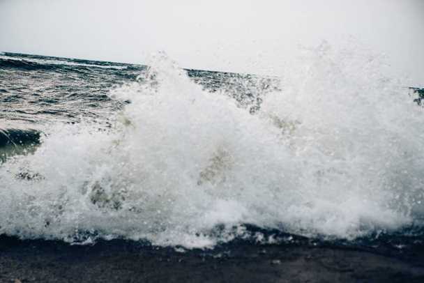 biały, puszysty morze fal rozbijających się o brzeg - Zdjęcie, obraz
