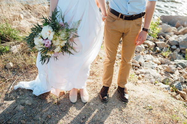 Mariage. marié et mariée tiennent bouquet
 - Photo, image