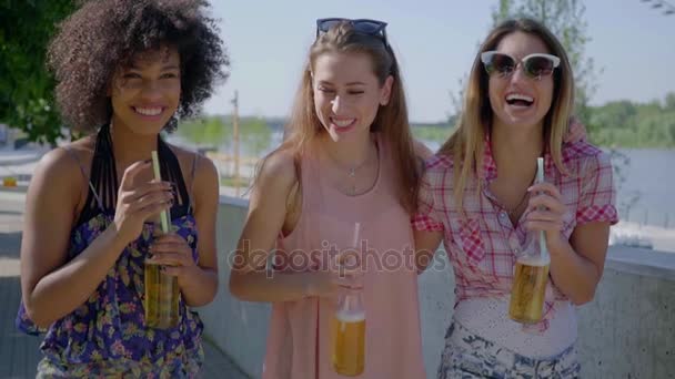 Mujeres felices bebiendo cerveza en la ciudad
 - Imágenes, Vídeo