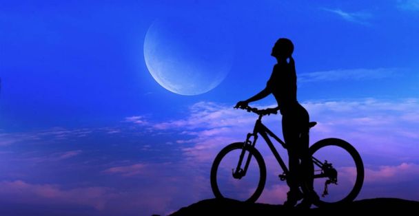 silhouette del ciclista
  - Foto, immagini