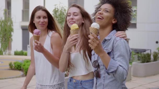 Ευτυχισμένος γυναίκες περπάτημα και τρώγοντας παγωτό - Πλάνα, βίντεο