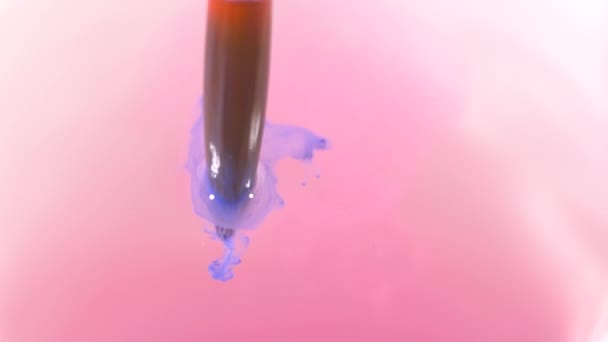 Color azul haciendo pucheros en el agua desde el primer plano del pincel cámara lenta, macro
 - Metraje, vídeo