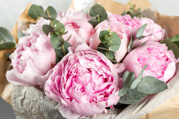 Flor de peonía rosa en un espacio background.copy gris
 - Foto, Imagen