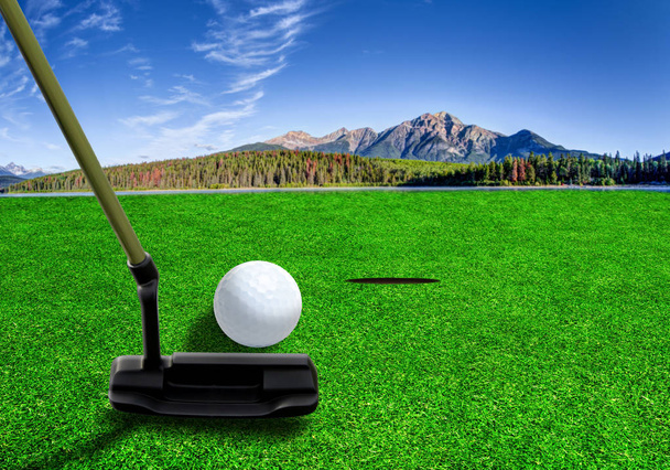 Мяч для гольфа на поле
 - Фото, изображение