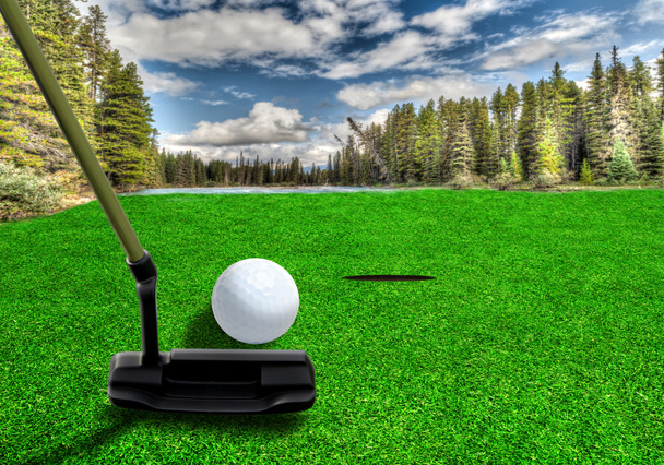 Покласти м'яч для гольфу на красивому полі для гольфу
 - Фото, зображення