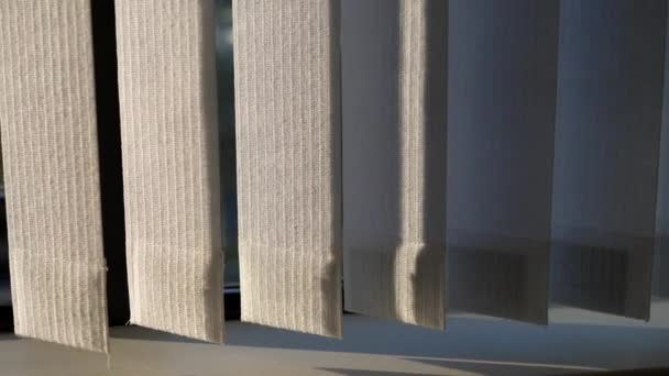 Plato de cortinas blancas soplando en el viento
 - Metraje, vídeo