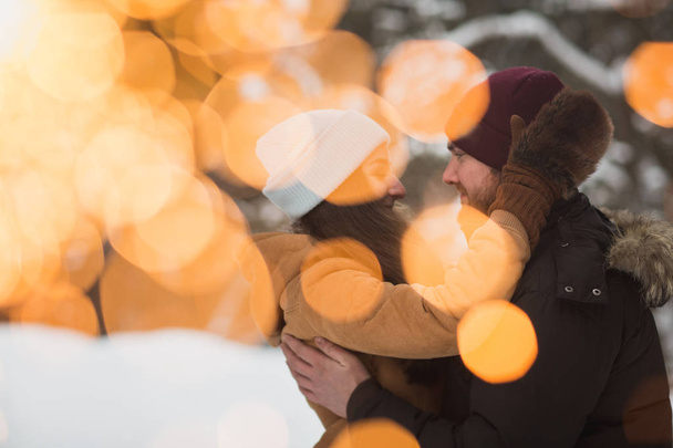 Joven pareja feliz en el amor al aire libre en el invierno con boken
 - Foto, Imagen