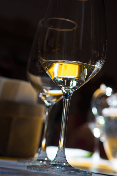 Degustazione vini in cantina, bicchieri da vino
 - Foto, immagini