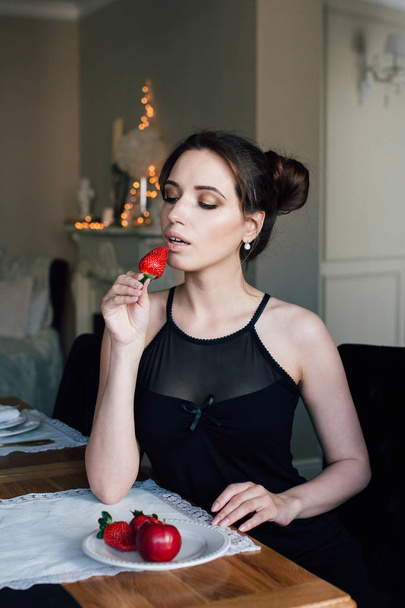 Young pretty woman eating Breakfast strawberries - Zdjęcie, obraz