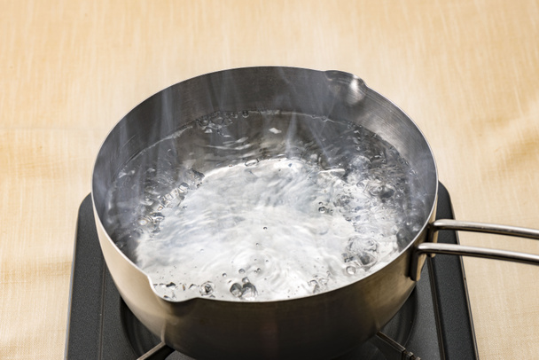 鍋にお湯を沸かし - 写真・画像