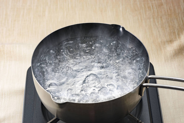 agua hirviendo en la olla - Foto, imagen