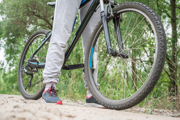 Entspannen Sie sich bei einer Mountainbiketour auf dem Waldweg. Sport und das Konzept des aktiven Lebens im Sommer. horizontaler Rahmen - Foto, Bild