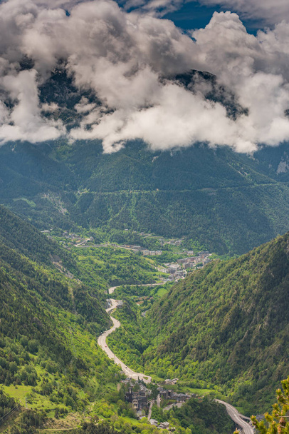 Vue aérienne du drone sur la vallée en Andorre
 - Photo, image