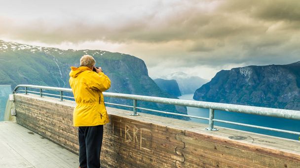 Tourist photographer with camera on Stegastein lookout, Norway - Foto, Imagem