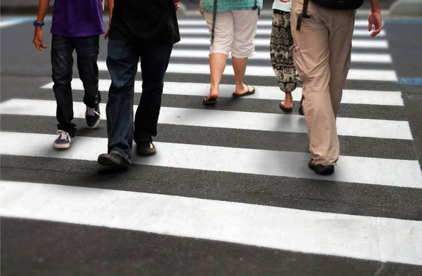 Personas cruzando la calle durante la hora punta
 - Foto, Imagen