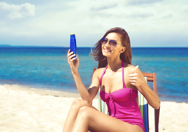 beautiful woman relaxing on summer beach - Foto, Bild