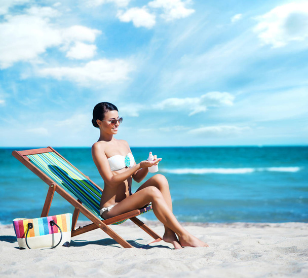 bela mulher relaxante na praia de verão
 - Foto, Imagem