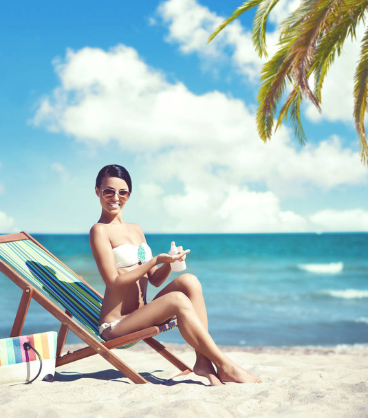 piękna kobieta relaks na plaży latem - Zdjęcie, obraz