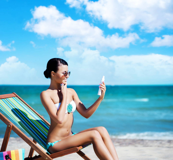 beautiful woman relaxing on summer beach - Foto, immagini