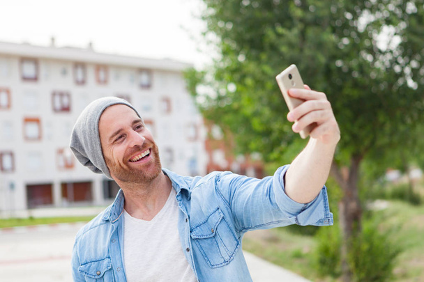 moda chico tomando selfie
 - Foto, Imagen