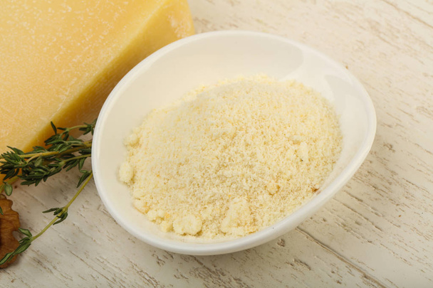 Пармезан тертий сир з волоськими горіхами і чебрецем
 - Фото, зображення