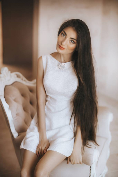 Beautiful     woman in white dress - Foto, Bild