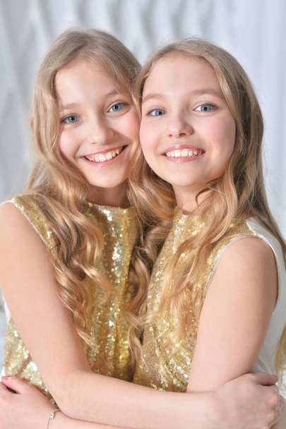 cute twin sisters - Fotoğraf, Görsel