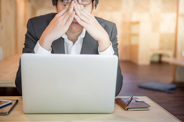 frustrado estresado hombre de negocios en el lugar de trabajo
 - Foto, Imagen