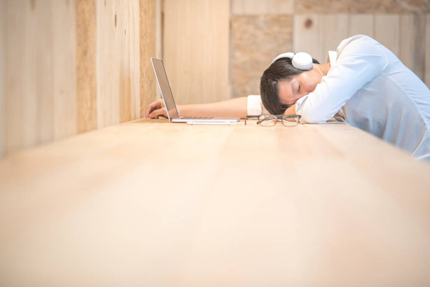 νεαρός επιχειρηματίας Πάρτε ένα nap στο χώρο εργασίας - Φωτογραφία, εικόνα