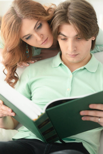 Junges Paar liest Buch - Foto, Bild