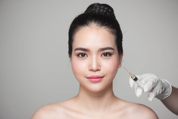 mujer consiguiendo belleza facial inyección
 - Foto, imagen