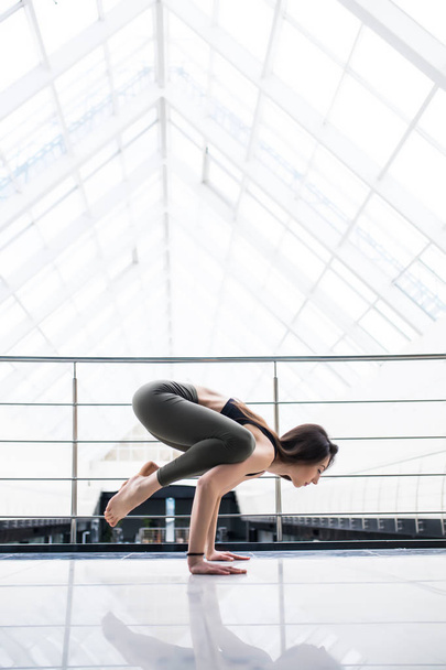 Belle pratique de yoga femme dans un grand fond de hall de fenêtre. Concept de yoga
. - Photo, image