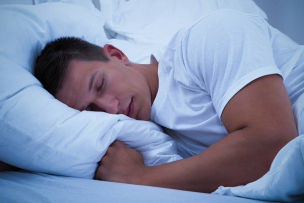 Mann schläft auf Bett - Foto, Bild