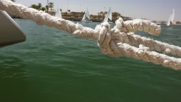 Primer plano de la cuerda del velero en el puerto deportivo con pequeño
 - Imágenes, Vídeo