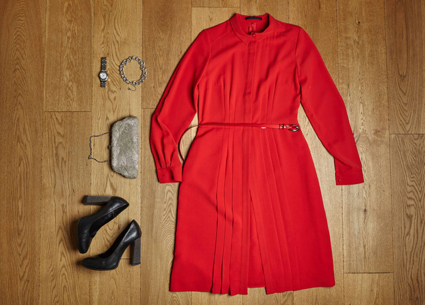 ファッションの概念。赤いドレス、黒の靴と白い毛皮 - 写真・画像