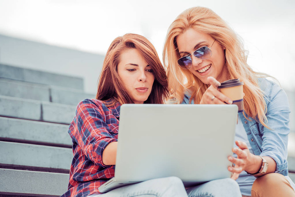 Duas meninas com laptop
 - Foto, Imagem