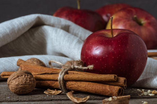 red apples and cinnamon sticks - Foto, afbeelding
