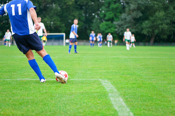 El jugador de fútbol patea la pelota. Imagen horizontal de pelota de fútbol wi
 - Foto, imagen