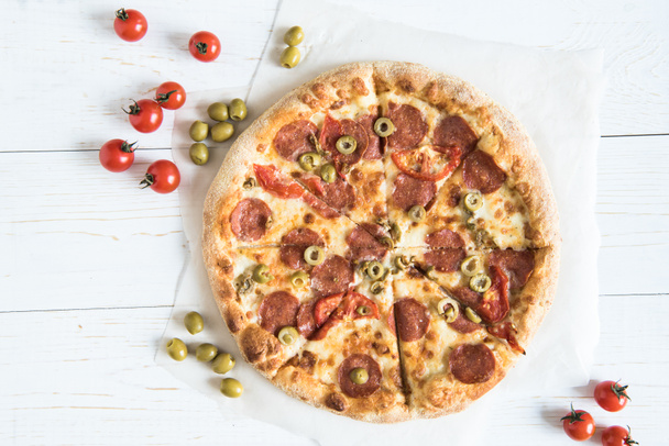 pizza italienne avec des ingrédients sur la table
 - Photo, image